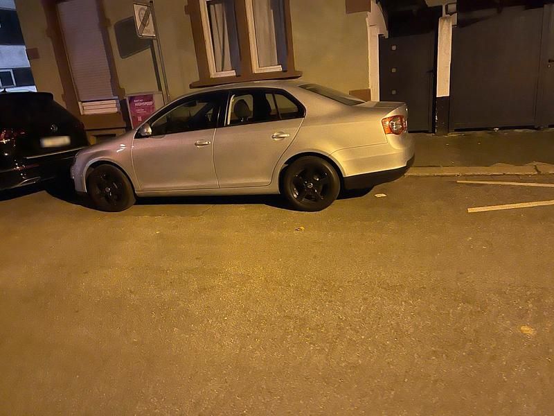 Gebraucht VW Jetta 2009 Silber Limousine