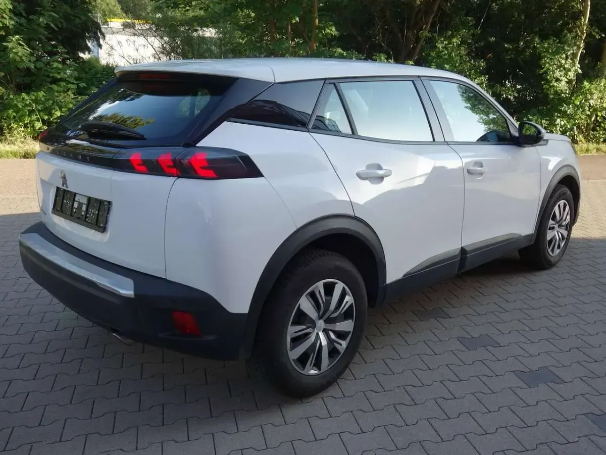 Gebraucht Peugeot 2008 Active 110 PS (80 kW) 2022 Weiss banquise SUV