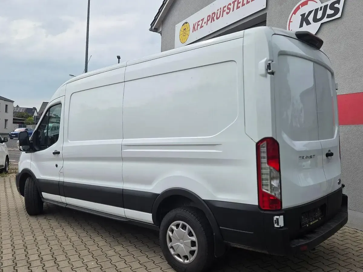 Używany Ford Transit Trend 131 KM (96 kW) 2023 Biały Sedan/Limuzyna