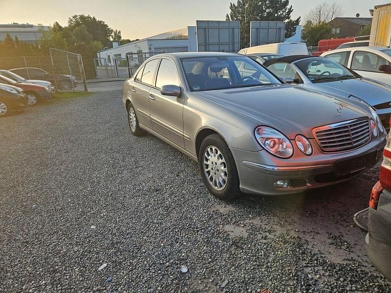 Gebraucht 2004 Mercedes E240 Elegance Limousine | 2.990 € (Fairer Preis) - Bild 1/4