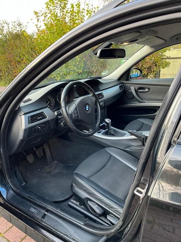 Gebraucht BMW 318 143 PS (105 kW) 2008 Schwarz Kombi