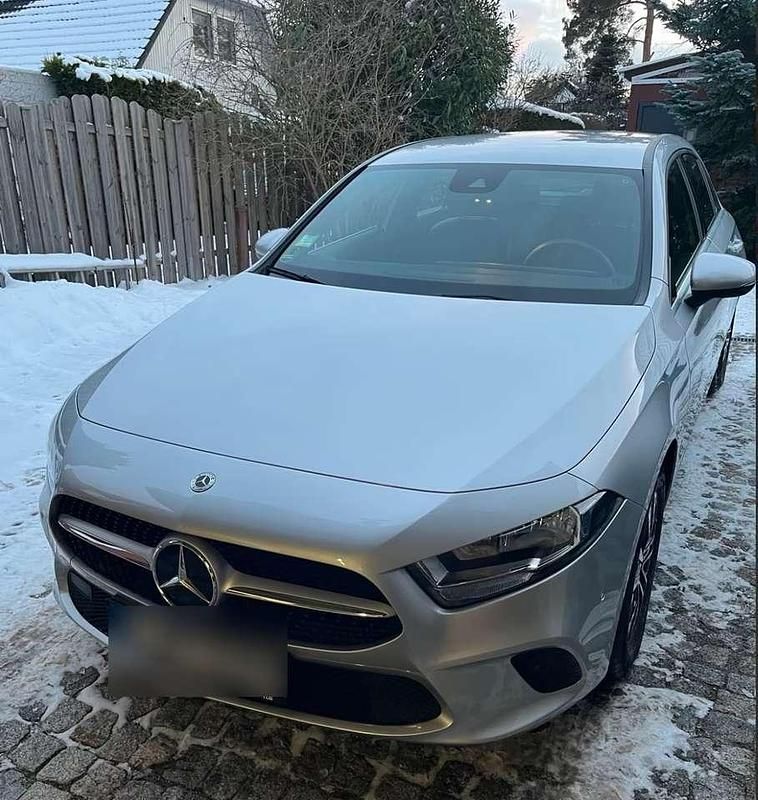 Gebraucht Mercedes A180 116 PS (85 kW) 2022 Silber Limousine