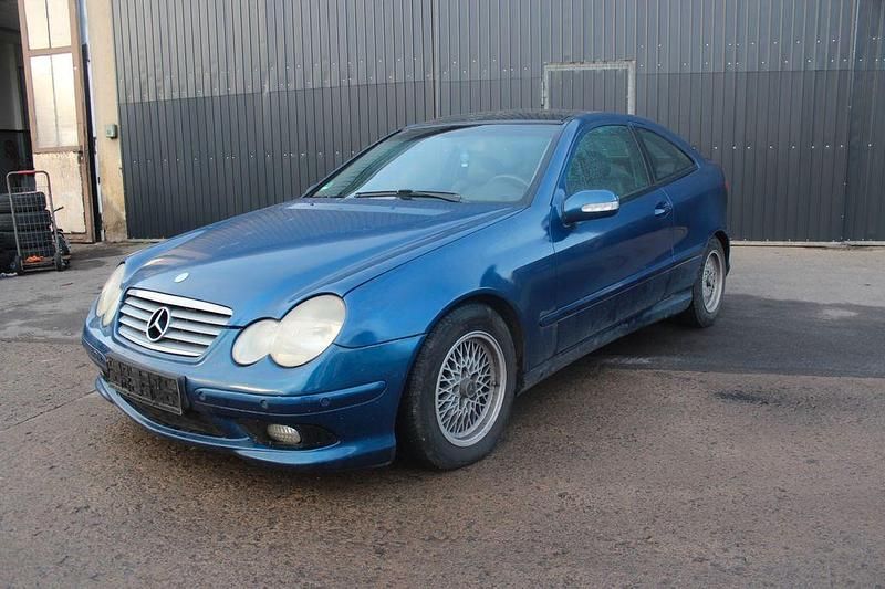 Blau Gebraucht 2001 Mercedes C220 Coupé | 1.997 € - Bild 1/4