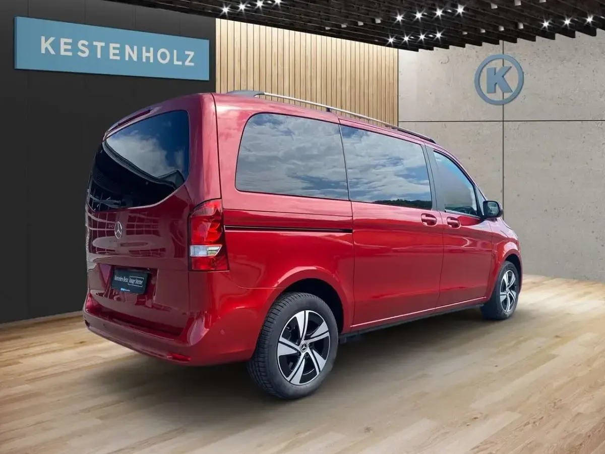 Gebraucht Mercedes V220 163 PS (119 kW) 2025 Hyazinthrot Van / Kleinbus
