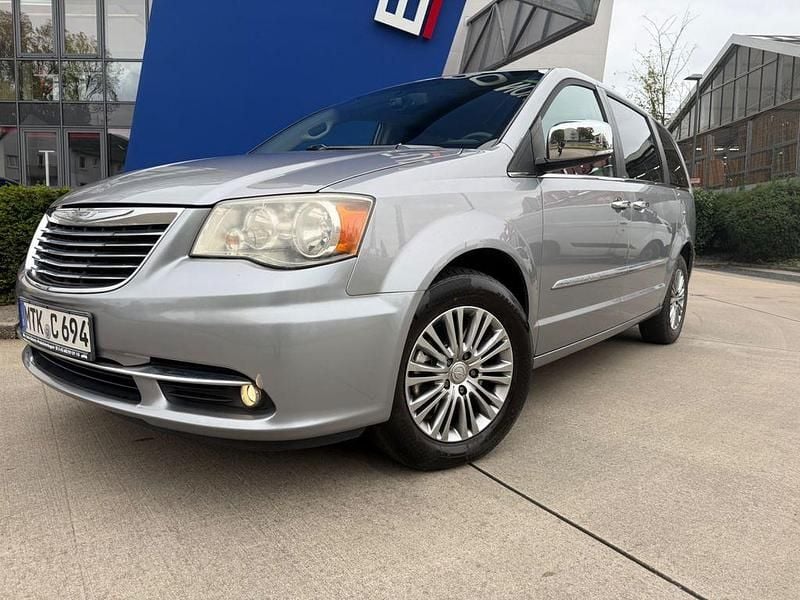 Grau Gebraucht 2014 Chrysler Grand Voyager Van / Kleinbus | 10.900 € (Superpreis) - Bild 1/4