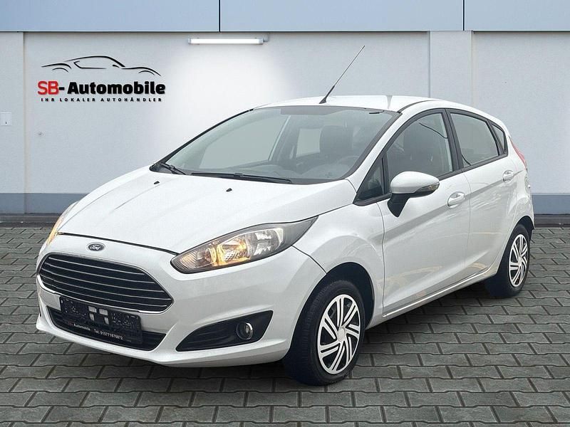 Weiß Gebraucht 2015 Ford Fiesta Limousine | 5.798 € (Fairer Preis) - Bild 1/4