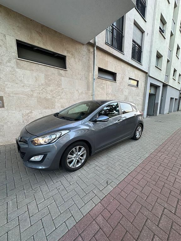 Grau Gebraucht 2013 Hyundai i30 Trend Limousine | 7.999 € (Fairer Preis) - Bild 1/4