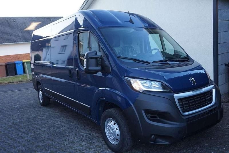 Gebraucht Peugeot Boxer 140 PS (102 kW) 2023 Blau Van