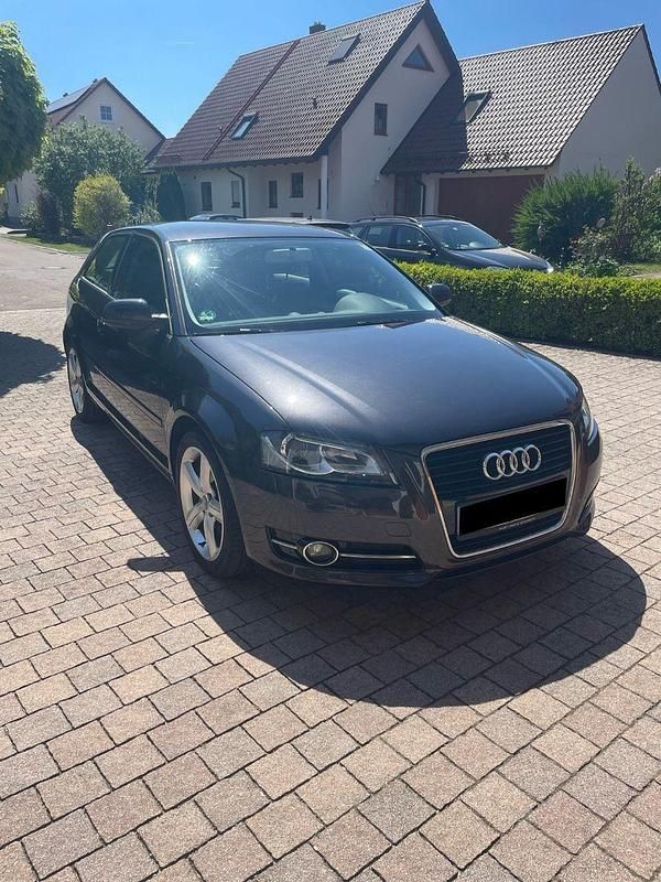 Grau Gebraucht 2012 Audi A3 Ambition Limousine | 5.200 € (Superpreis) - Bild 1/4