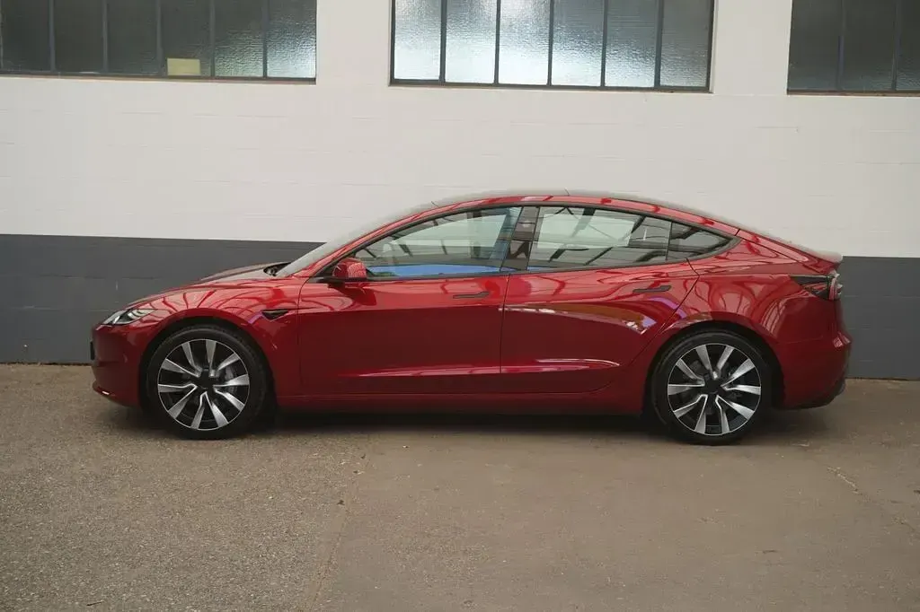 Gebraucht Tesla Model 3 Standard Range 208 kW (283 PS) 2024 Rot Limousine