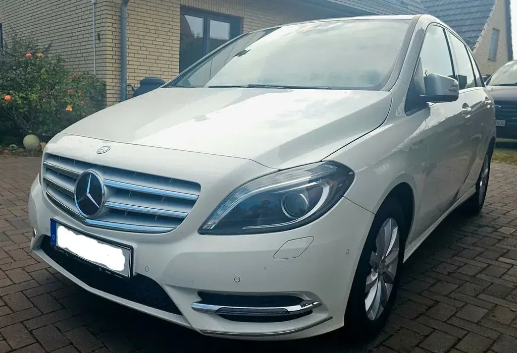 Gebraucht Mercedes B180 122 PS (89 kW) 2014 Weiß Kleinwagen