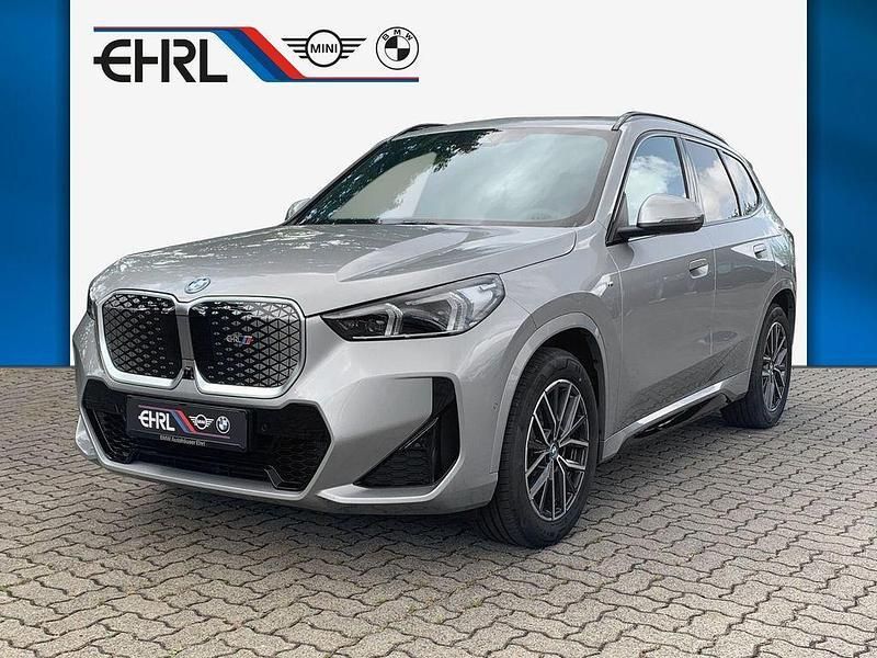Silber Neu 2025 BMW iX1 M Sport SUV | 56.940 € (Fairer Preis) - Bild 1/4