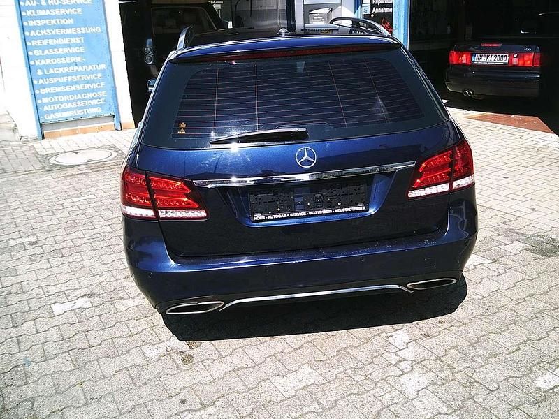 Gebraucht Mercedes E220 170 PS (125 kW) 2015 Cavansitblau  metalliclack Kombi