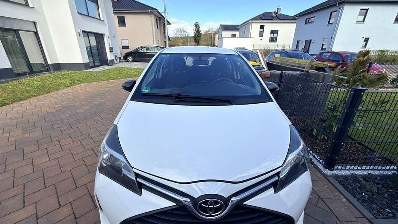 Gebraucht Toyota Yaris Cool 69 PS (50 kW) 2014 Weiß Kleinwagen