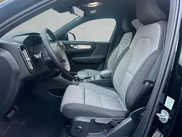 Używany Volvo XC40 Core 163 KM (119 kW) 2025 Czarny SUV