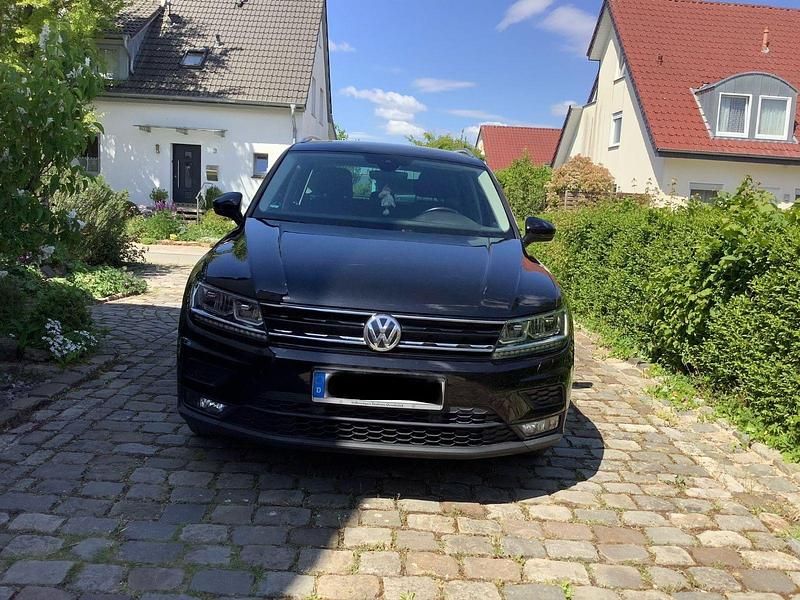Schwarz Gebraucht 2018 VW Tiguan Sound SUV | 16.500 € (Guter Preis) - Bild 1/4