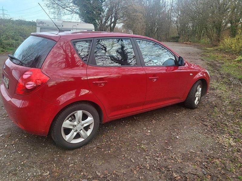 Rot Gebraucht 2007 Kia Ceed Kleinwagen | 5.800 € (Fairer Preis) - Bild 1/4