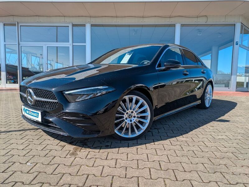 Schwarz Gebraucht 2023 Mercedes A220 AMG line Limousine | 30.970 € (Guter Preis) - Bild 1/4