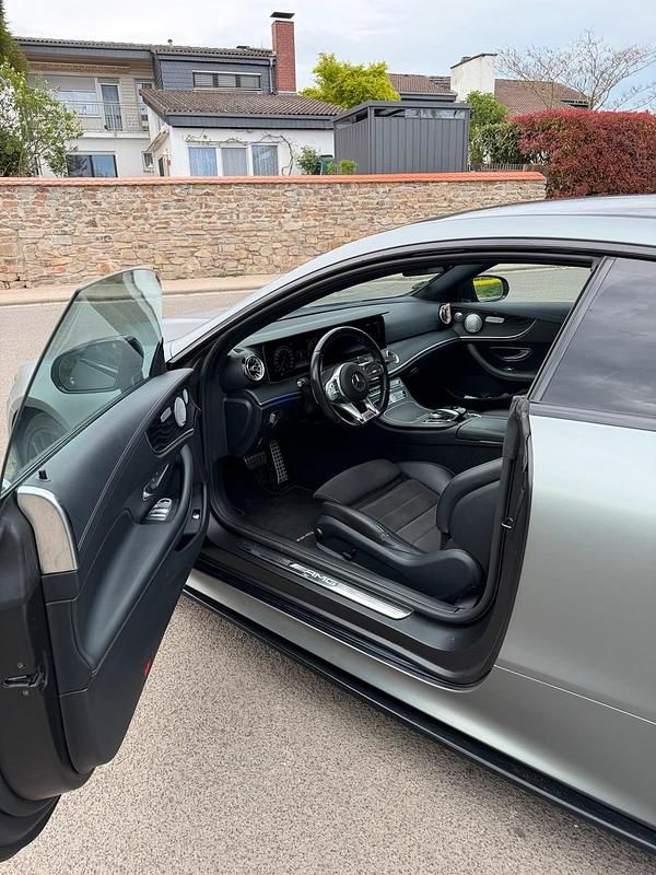 Gebraucht Mercedes E350 299 PS (219 kW) 2020 Blau Coupé