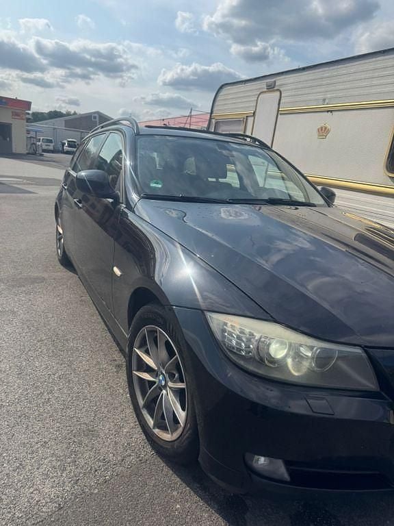 Schwarz Gebraucht 2010 BMW 318 Executive Kombi | 5.200 € (Guter Preis) - Bild 1/4