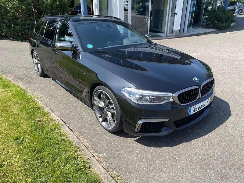 Saphirschwarz Gebraucht 2020 BMW 550 Kombi | 51.990 € - Bild 1/4