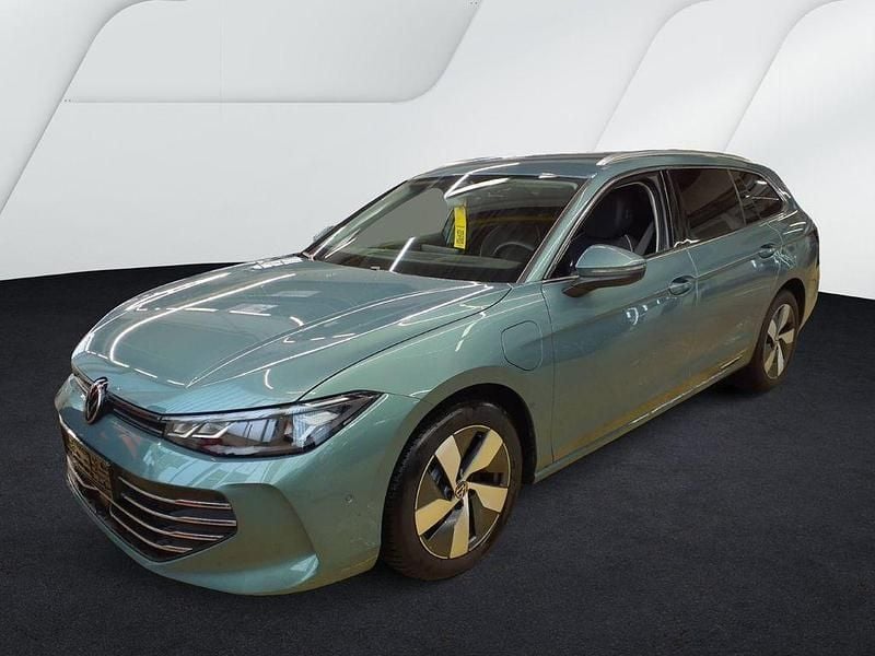 Gebraucht VW Passat Business 204 PS (150 kW) 2025 Grün Kombi