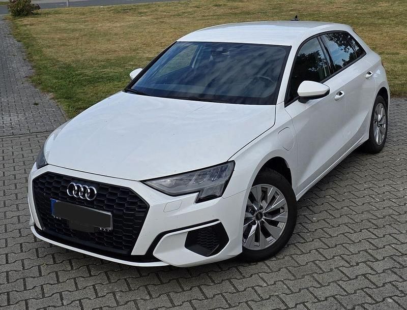 Weiß Gebraucht 2022 Audi A3 Sportback e-tron Limousine | 21.500 € (Superpreis) - Bild 1/1
