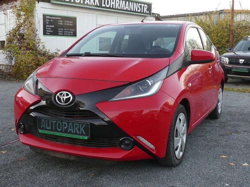Rot Gebraucht 2016 Toyota Aygo X-play Kleinwagen | 7.490 € (Fairer Preis) - Bild 1/4