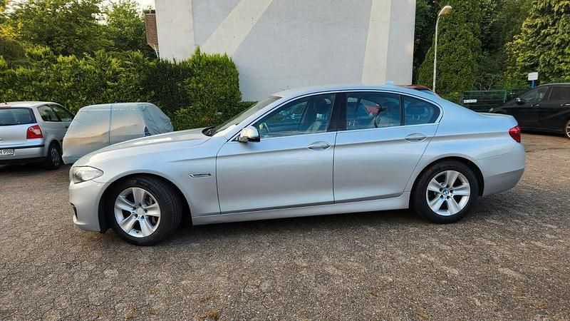 Silber Gebraucht 2013 BMW 530 Luxury Line Limousine | 8.749 € (Superpreis) - Bild 1/4
