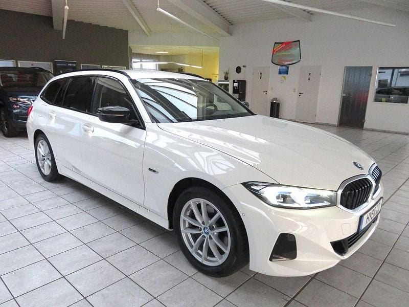 Gebraucht BMW 320e Shadowline 204 PS (150 kW) 2023 Weiß Limousine