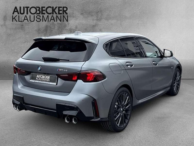 Neu BMW 135 300 PS (220 kW) 2025 Frozen pure grey metallic Kleinwagen