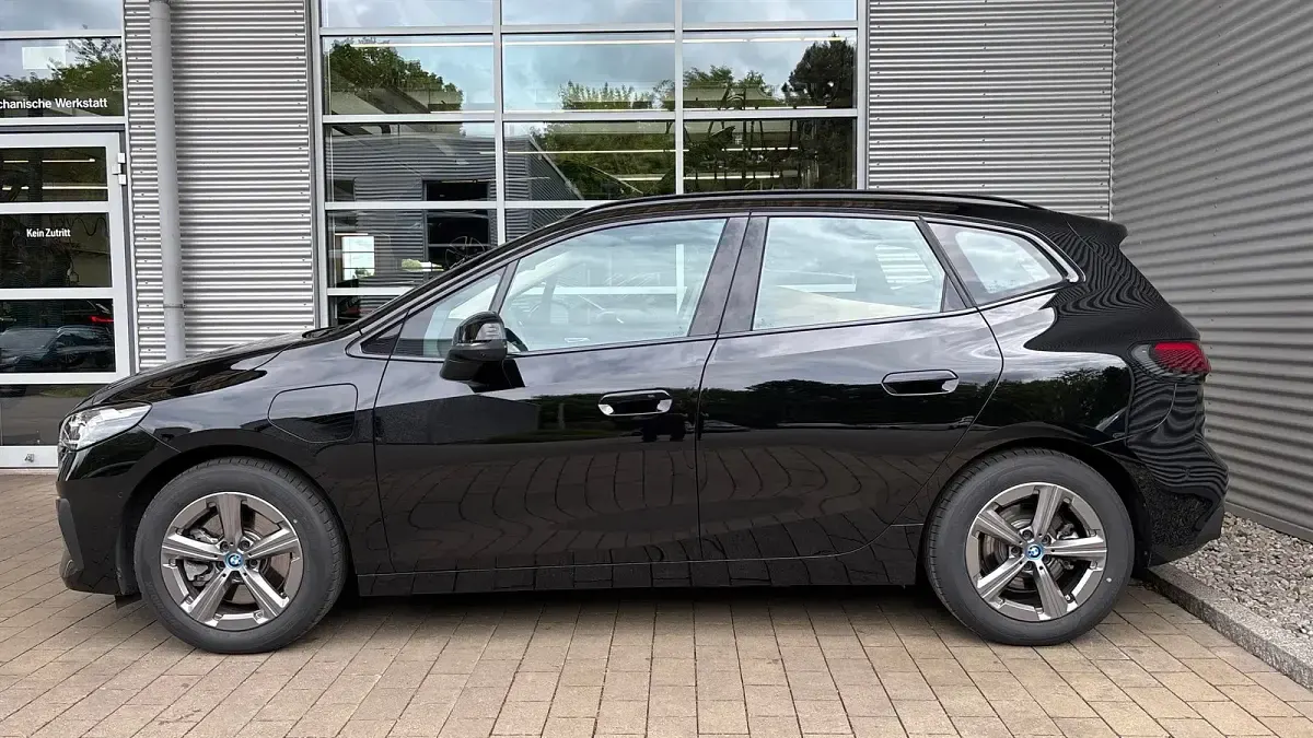 Gebraucht BMW 230e Active Tourer Efficient Dynamics 326 PS (239 kW) 2025 Schwarz uni Van / Kleinbus
