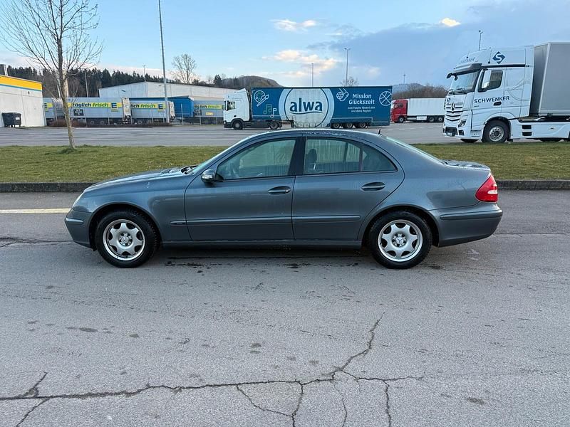 Gebraucht Mercedes E220 150 PS (110 kW) 2005 Blau Limousine