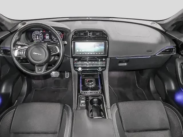 Gebraucht Jaguar F-Pace R-Sport 244 PS (179 kW) 2020 Silicon silver (metallic) SUV
