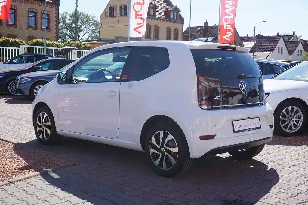 Second-hand VW up! Active 65 CP (47 kW) 2024 Alb Hatchback