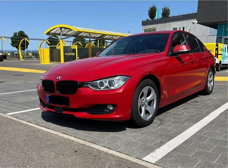 Rot Gebraucht 2012 BMW 320 Limousine | 12.800 € (Etwas zu teuer) - Bild 1/4