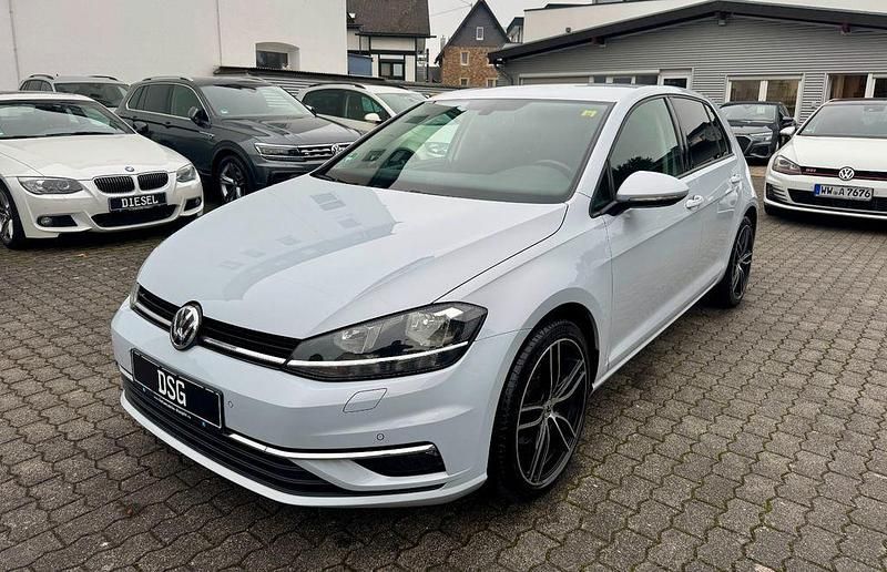 Weiß Gebraucht 2019 VW Golf VII Sport Limousine | 14.900 € (Fairer Preis) - Bild 1/4