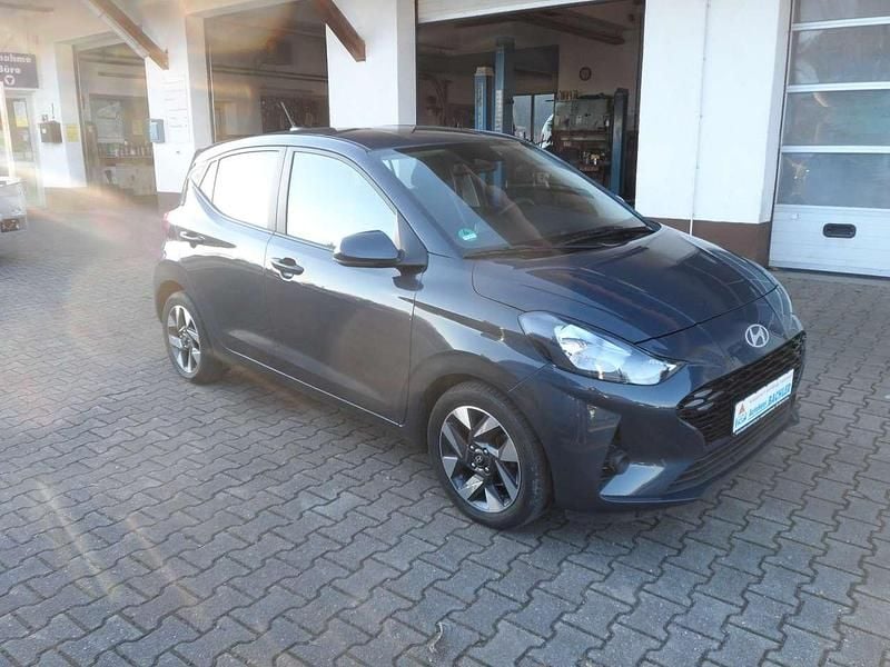 Gebraucht Hyundai i10 Trend 63 PS (46 kW) 2024 Aurora gray Kleinwagen