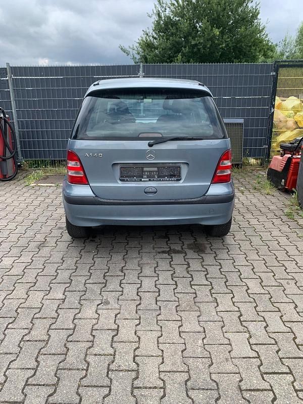 Grau Gebraucht 2004 Mercedes A140 Limousine | 1.200 € - Bild 1/4