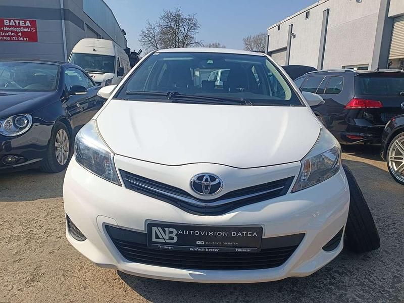 Gebraucht Toyota Yaris Cool 90 PS (66 kW) 2012 Weiß Kleinwagen