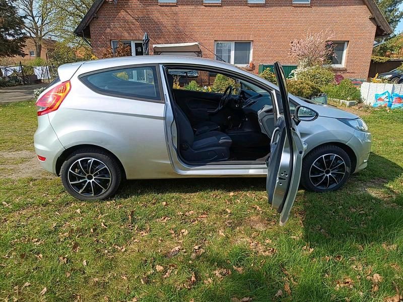 Gebraucht Ford Fiesta 60 PS (44 kW) 2011 Silber Kleinwagen