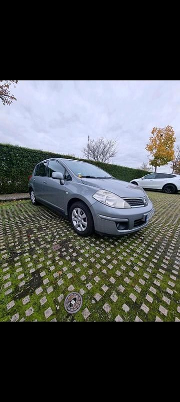 Silber Gebraucht 2009 Nissan Tiida Limousine | 1.995 € (Etwas zu teuer) - Bild 1/4