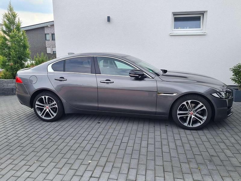 Gebraucht Jaguar XE Prestige 179 PS (131 kW) 2016 Grau Limousine