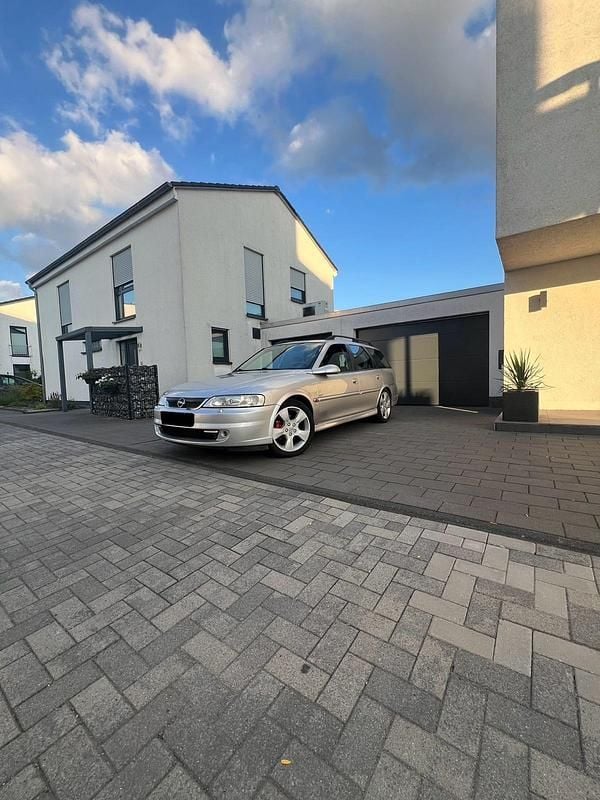 Silber Gebraucht 2002 Opel Vectra Sport Kombi | 2.450 € (Etwas zu teuer) - Bild 1/4