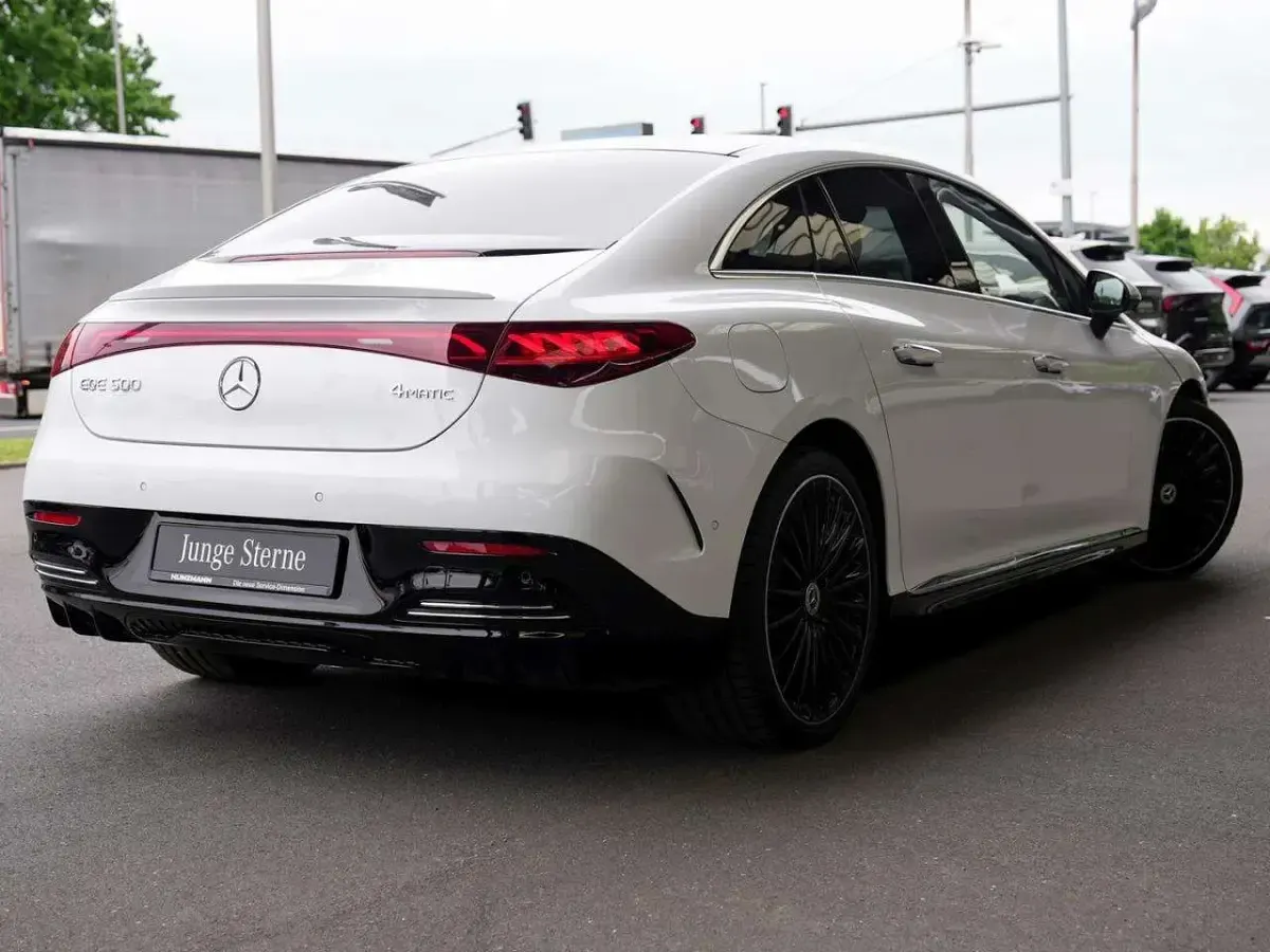 Gebraucht Mercedes EQE500 AMG 300 kW (408 PS) 2024 Manufaktur opalithweiß bright Limousine