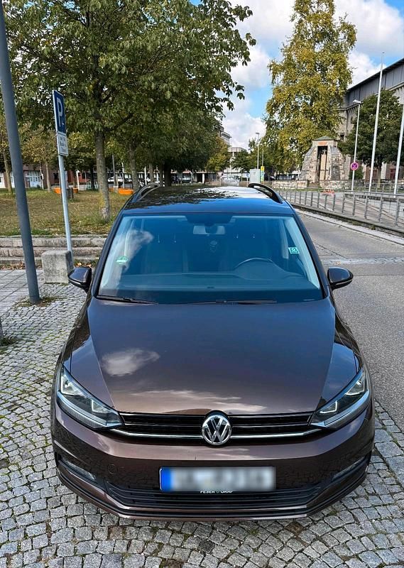 Braun Gebraucht 2017 VW Touran Van / Kleinbus | 15.500 € (Guter Preis) - Bild 1/4