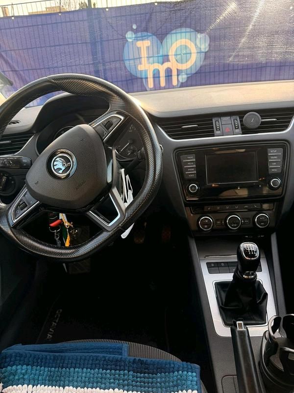 Gebraucht Skoda Octavia 179 PS (131 kW) 2014 Gelb Kleinwagen