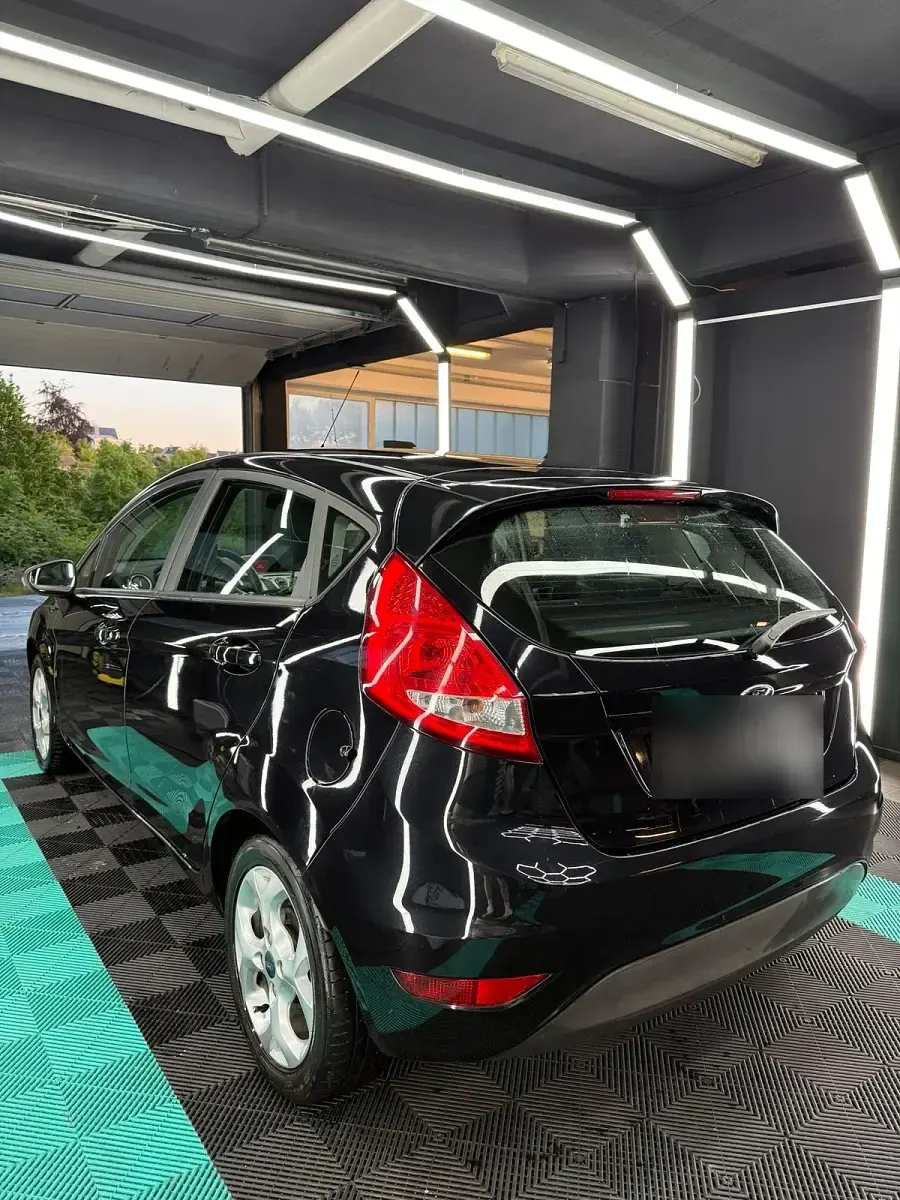 Gebraucht Ford Fiesta 95 PS (69 kW) 2012 Schwarz Limousine