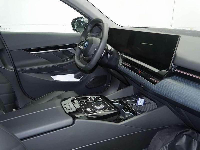 Gebraucht BMW 530e 299 PS (219 kW) 2024 Sophistograu brillanteffekt Limousine