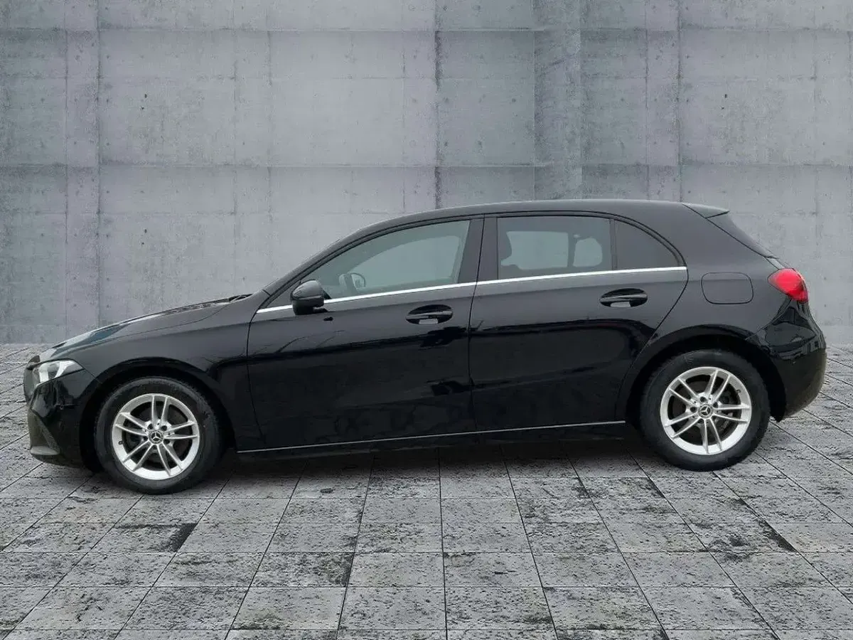 Gebraucht Mercedes A180 116 PS (85 kW) 2020 Schwarz Limousine